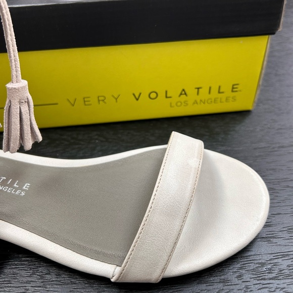 Very Volatile Aubrey ICE Fringe Sandal Women's Size 7 NEW IN BOX Light Gray - Picture 10 of 10